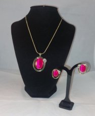 Set 1: Ketting met fuchsia steen met oorbellen
