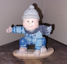 Winter jongen op snowboard