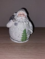 witte kerstman met grijze zak en kerstboom witte kerstman met grijze zak en kerstboom